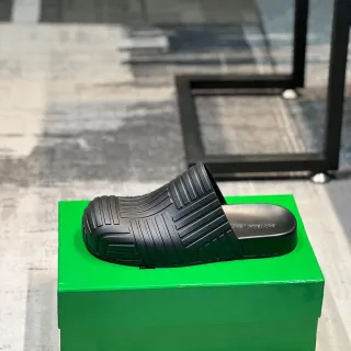 Bottega Veneta Andiamo কালো খাঁচেদার রাবার স্লিপার