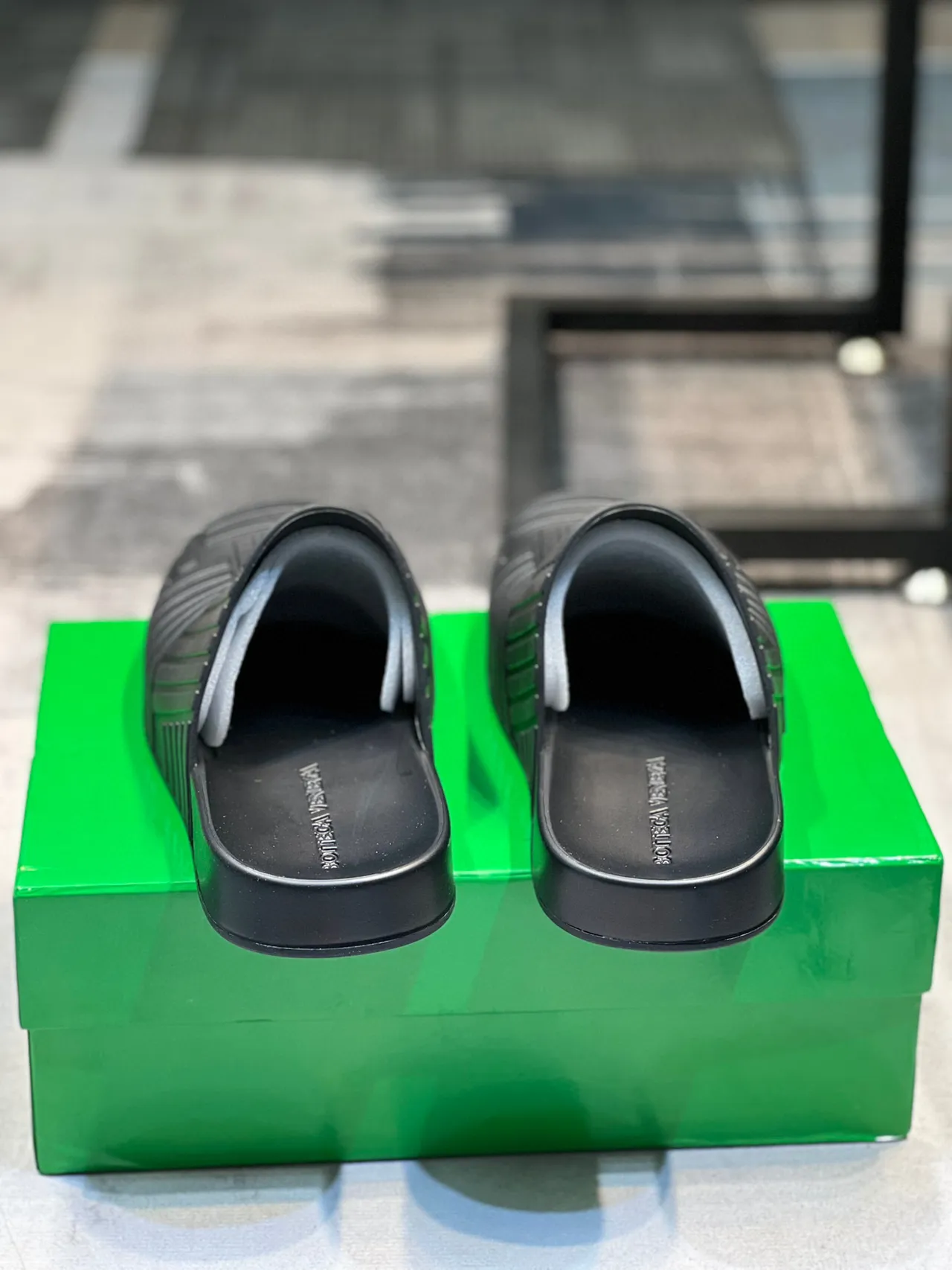 Bottega Veneta Andiamo Preto acanalado borracha chinelo 2