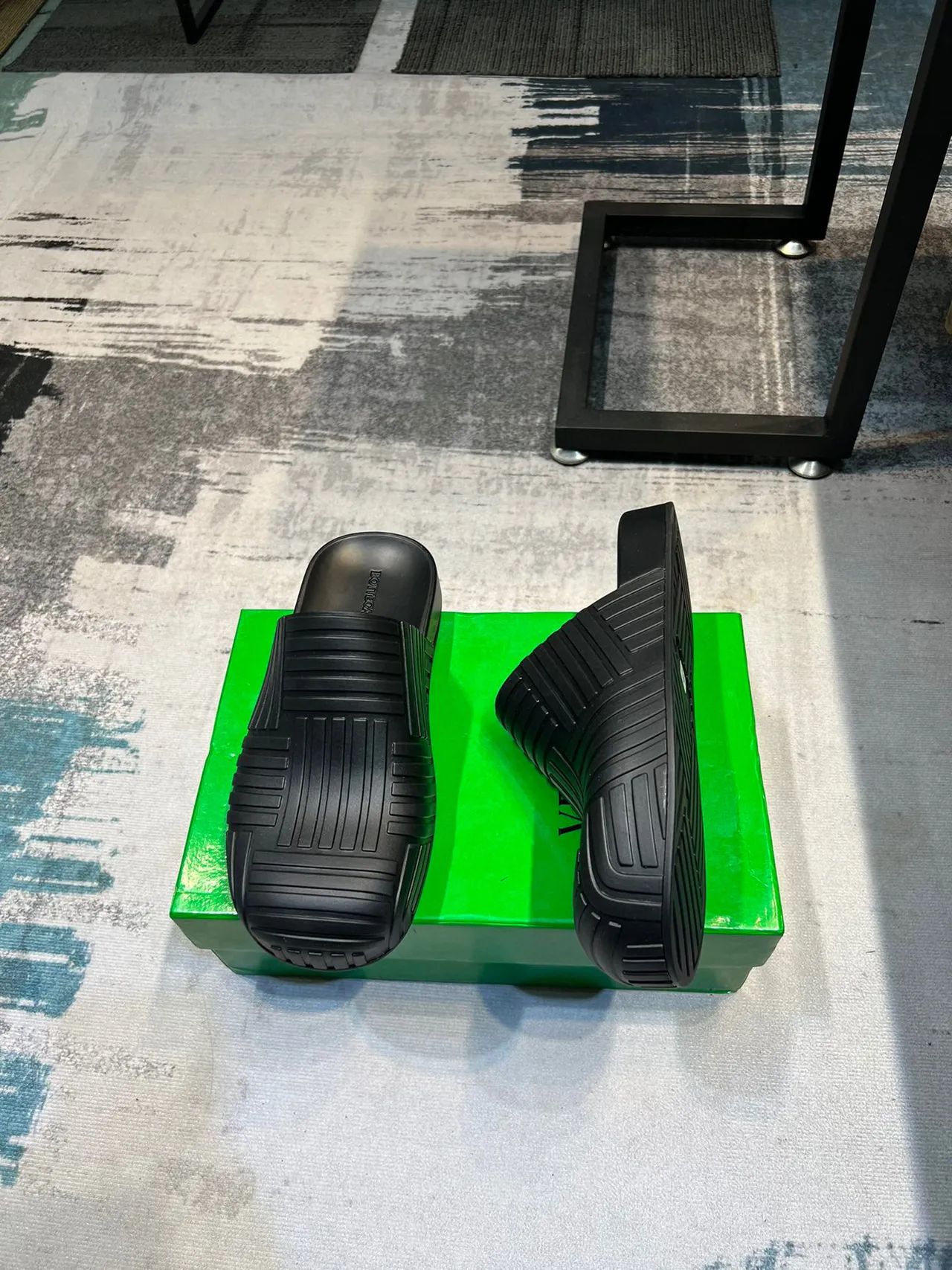 Bottega Veneta Andiamo Preto acanalado borracha chinelo 4