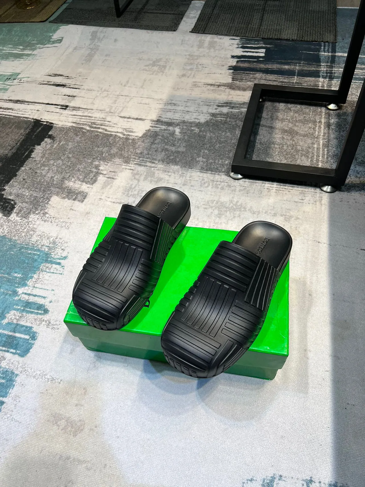 Bottega Veneta Andiamo Preto acanalado borracha chinelo 5