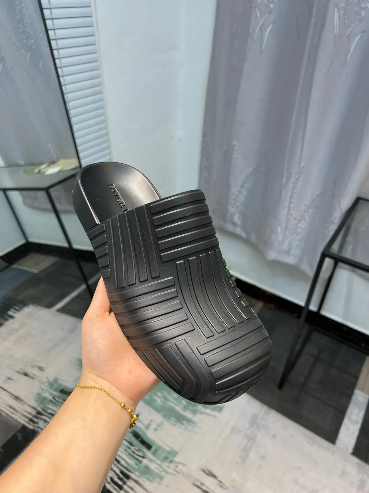Bottega Veneta Andiamo Preto acanalado borracha chinelo 6