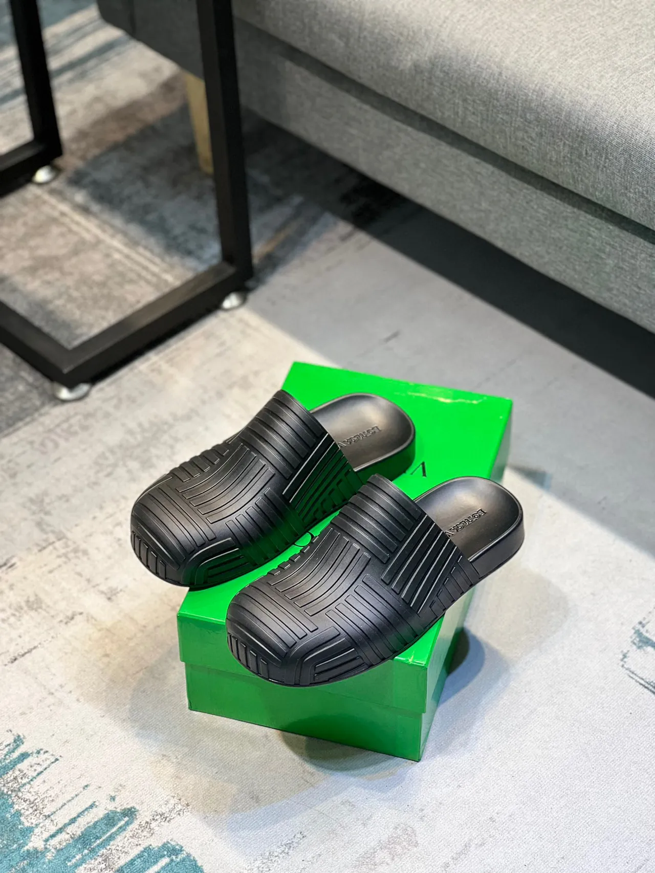 Bottega Veneta Andiamo Preto acanalado borracha chinelo 7