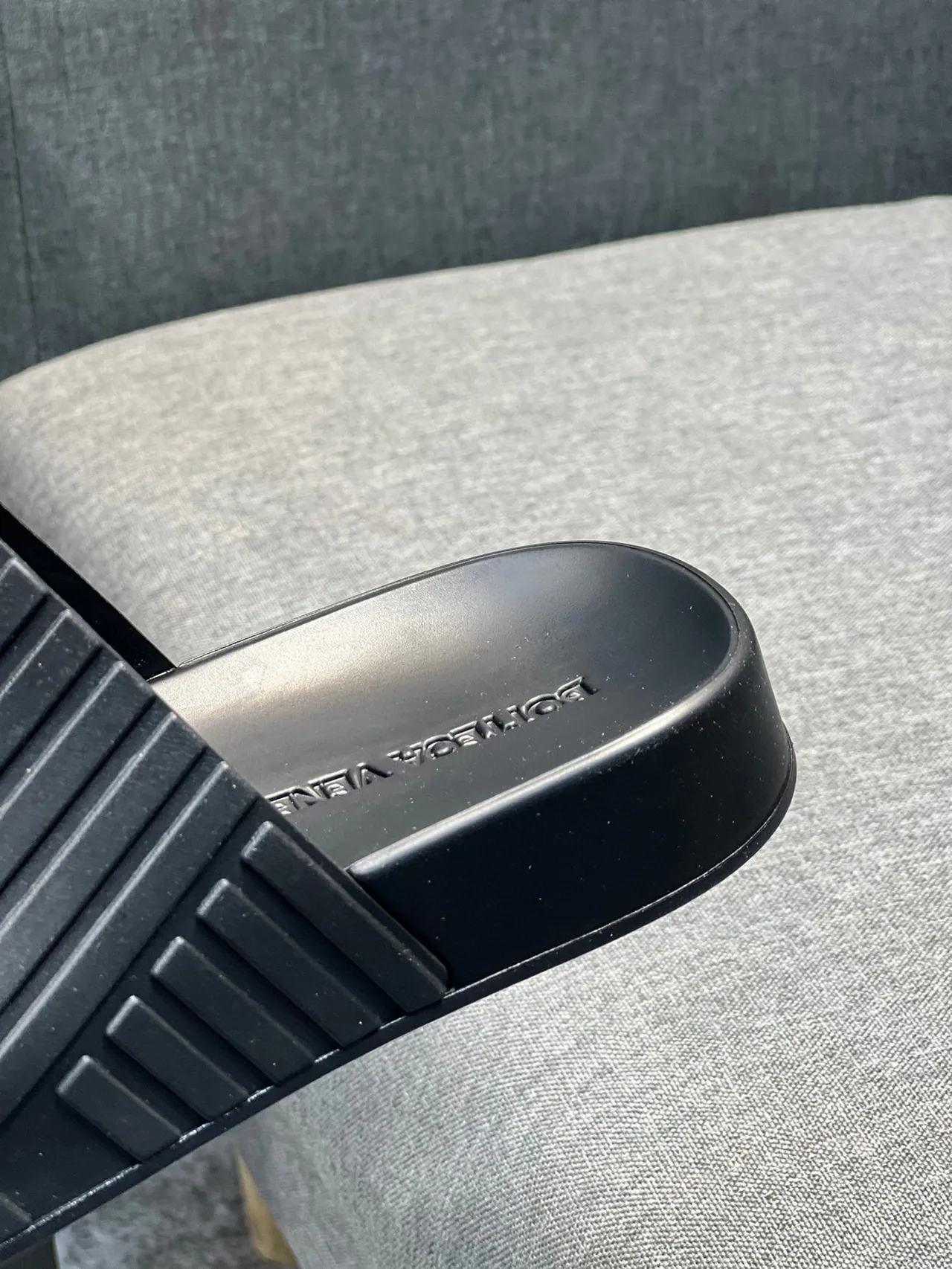 Bottega Veneta Andiamo Preto acanalado borracha chinelo 8
