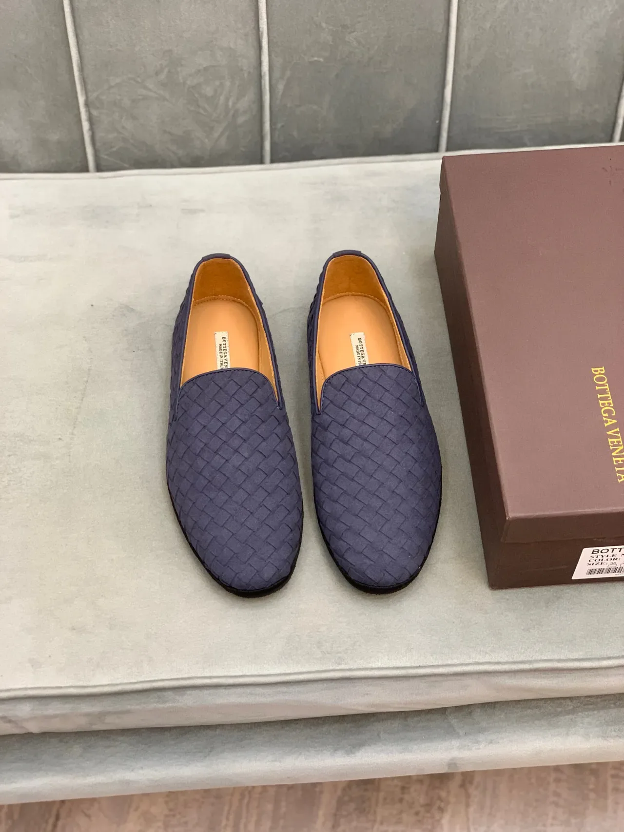 Bottega Veneta Andiamo नेवी ब्राउन इंट्रीचिएटो चमड़ा स्लिप-ऑन लोअफर 8