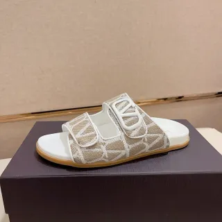 Bottega Veneta বেইজ সাদা ডাবল স্ট্র্যাপ স্লাইড জেকার্ড বুননা উপরের স্লিপার