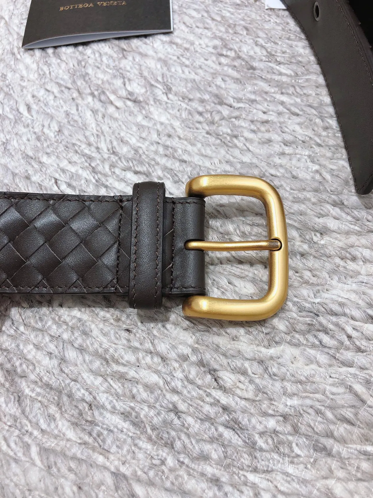 Bottega Veneta বাদামি সোনালি Intrecciato বুননো অত্যধিক বড় আয়তাকার বাকল চামড়ার বেল্ট 4
