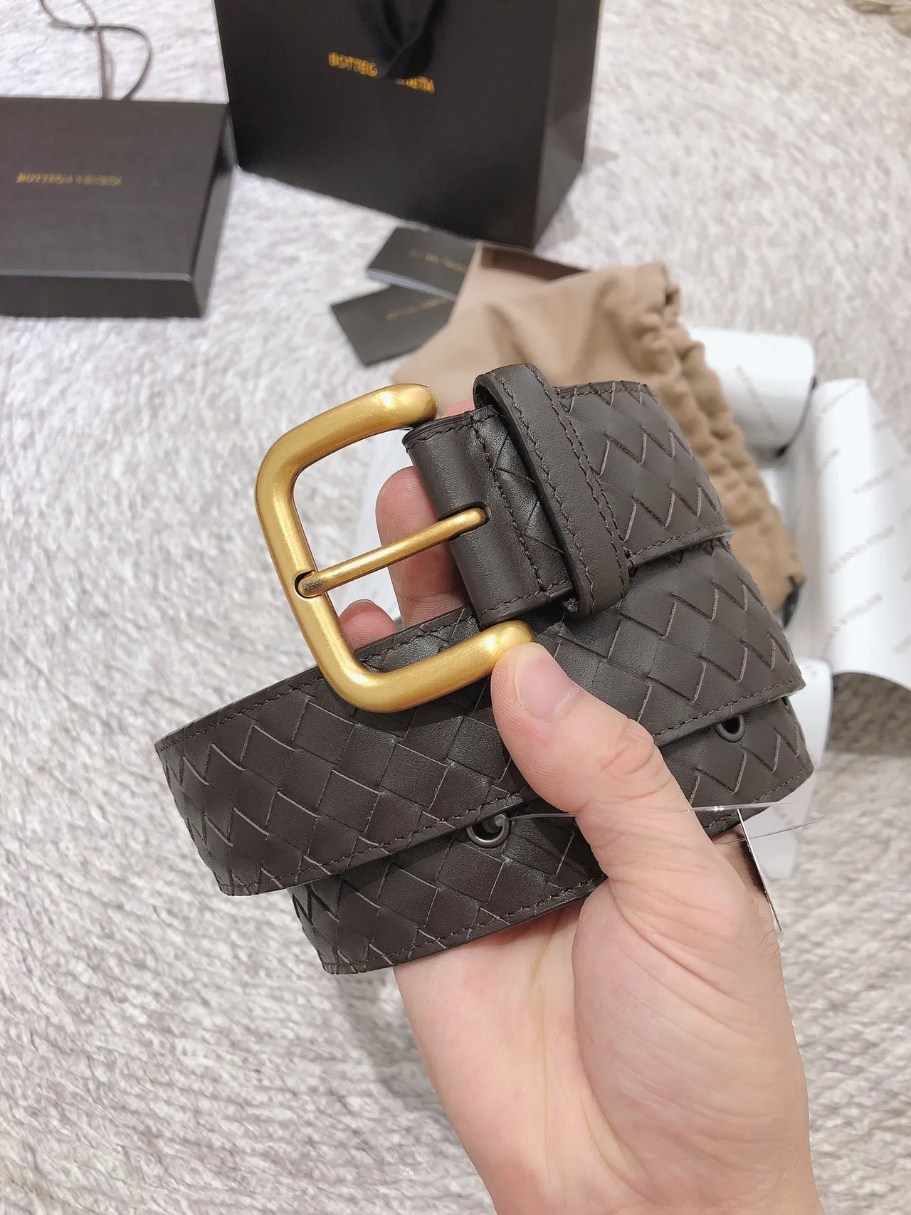 Bottega Veneta বাদামি সোনালি Intrecciato বুননো অত্যধিক বড় আয়তাকার বাকল চামড়ার বেল্ট 5