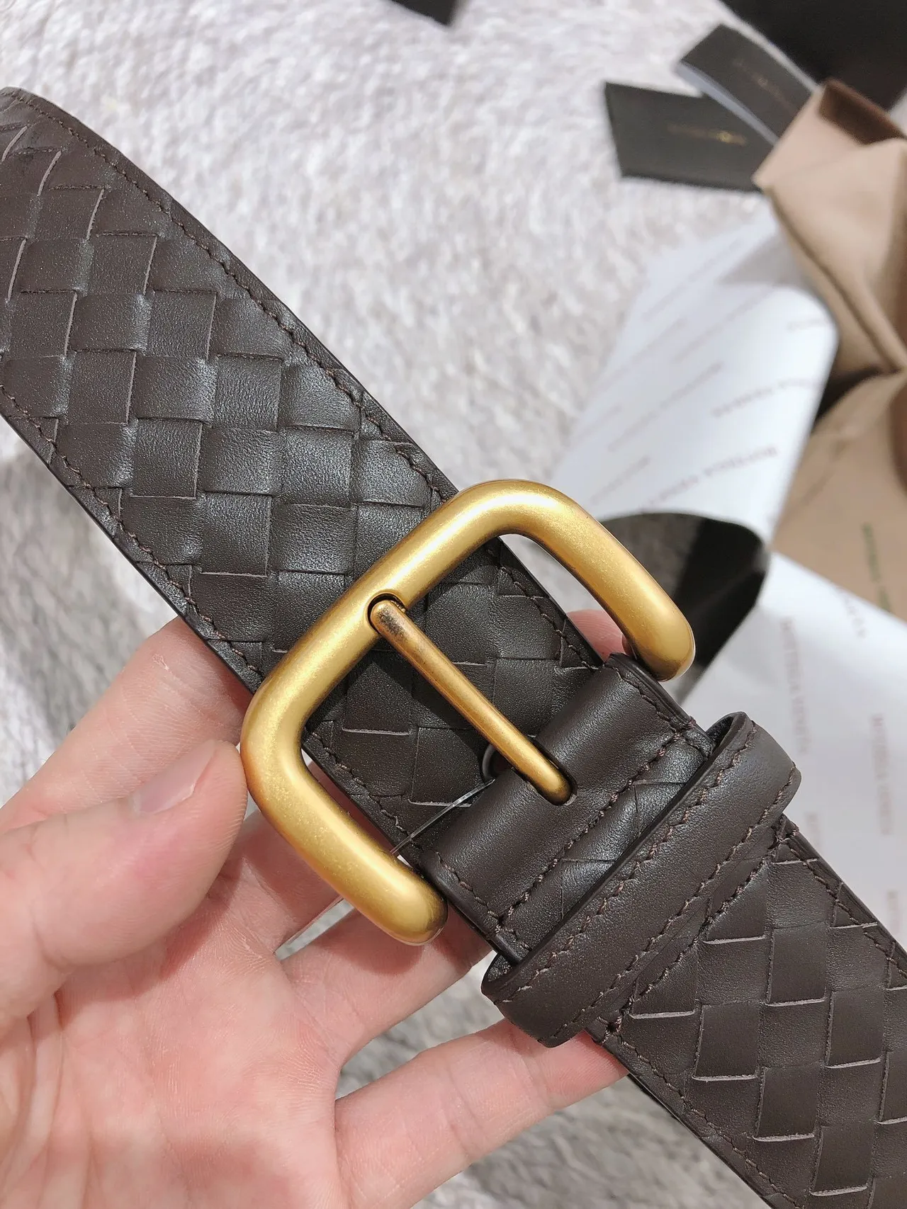Bottega Veneta বাদামি সোনালি Intrecciato বুননো অত্যধিক বড় আয়তাকার বাকল চামড়ার বেল্ট 7