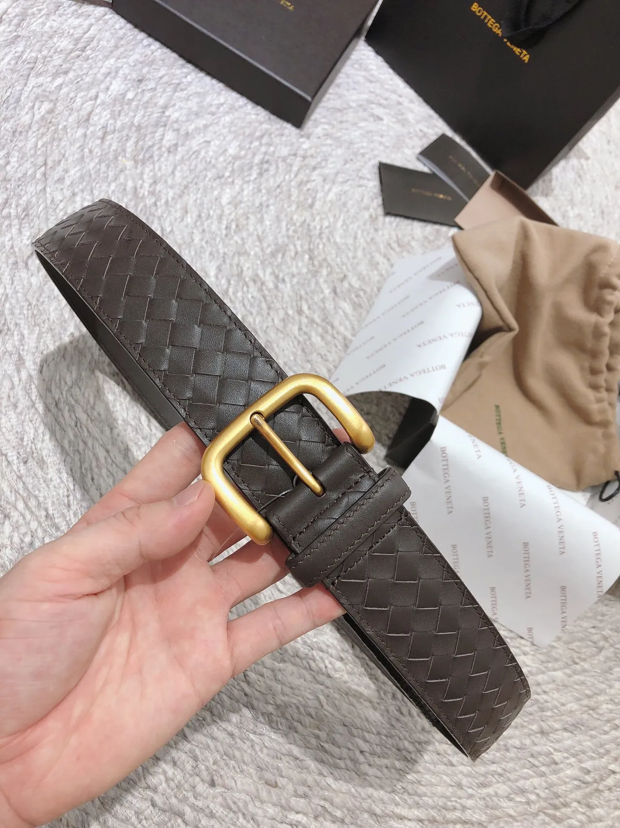 Bottega Veneta বাদামি সোনালি Intrecciato বুননো অত্যধিক বড় আয়তাকার বাকল চামড়ার বেল্ট 8
