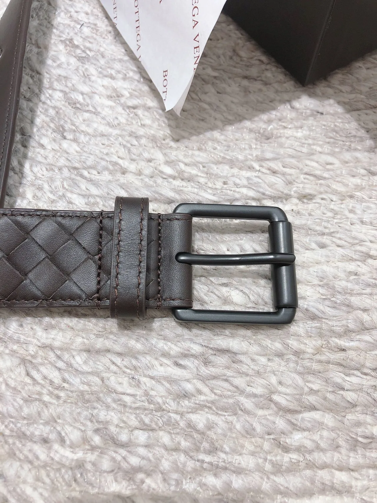Bottega Veneta Intrecciato Belt भूरा काला बुनकर चमकहीन बकल चमड़े की बेल्ट 4