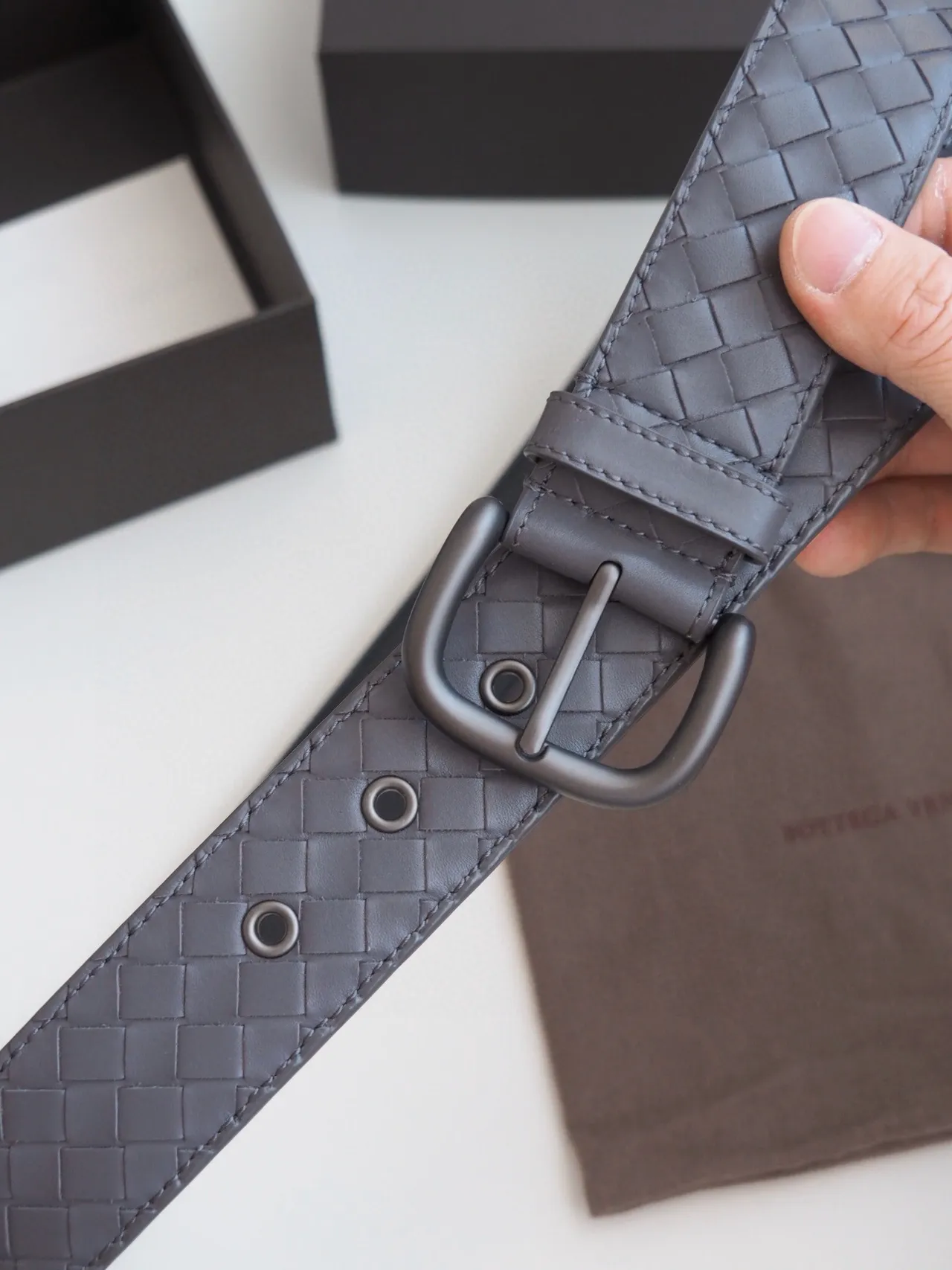 Bottega Veneta Intrecciato حزام جلد رمادي منسوج 2