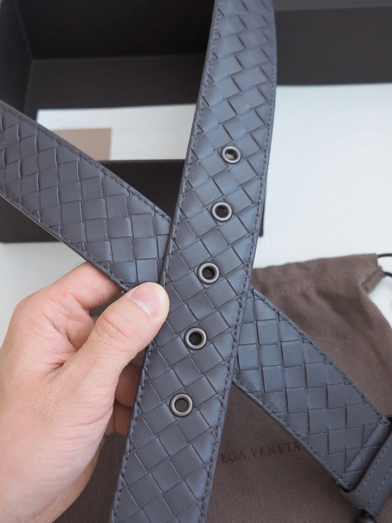 Bottega Veneta Intrecciato حزام جلد رمادي منسوج 3