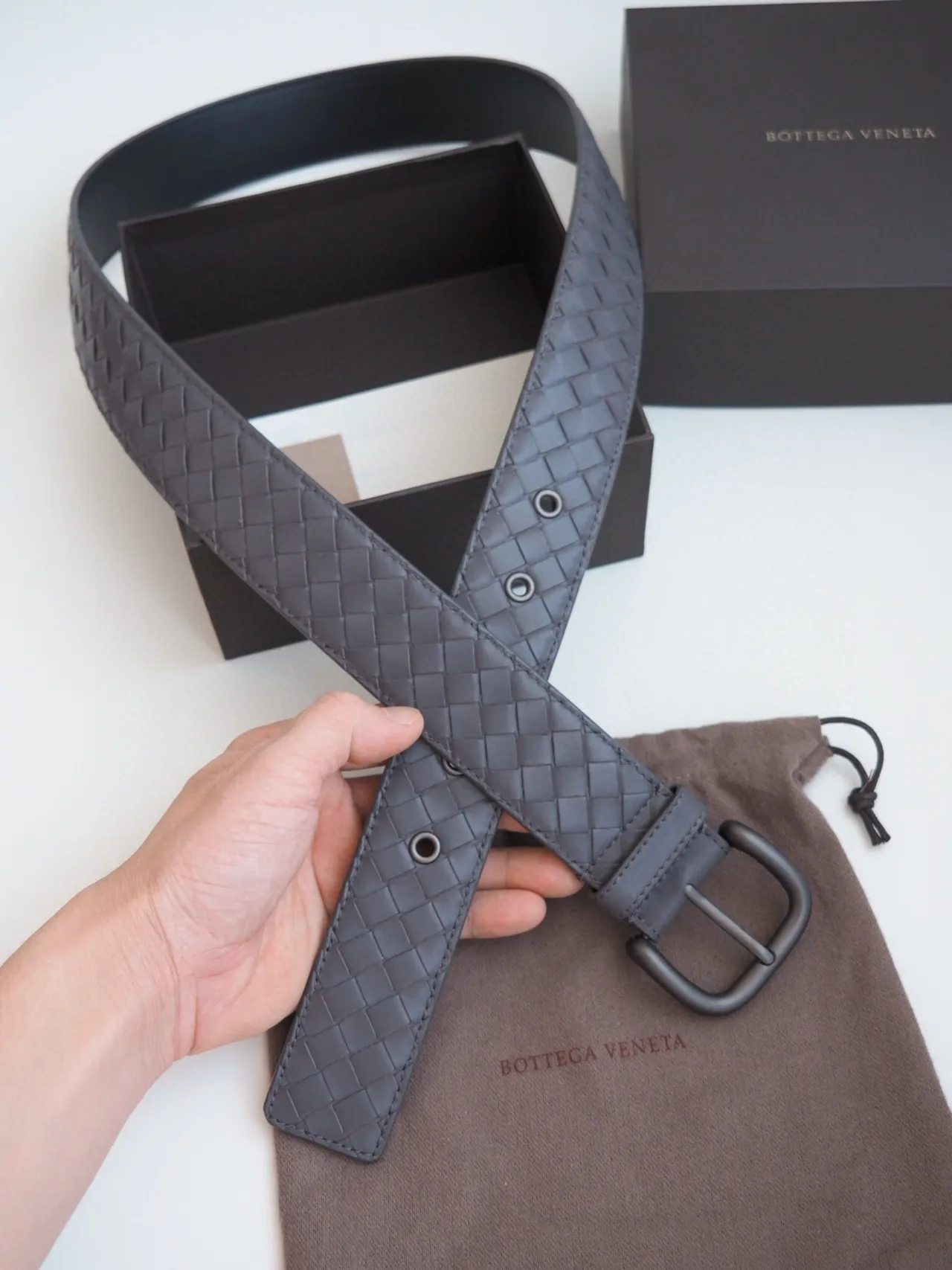 Bottega Veneta Intrecciato حزام جلد رمادي منسوج 4