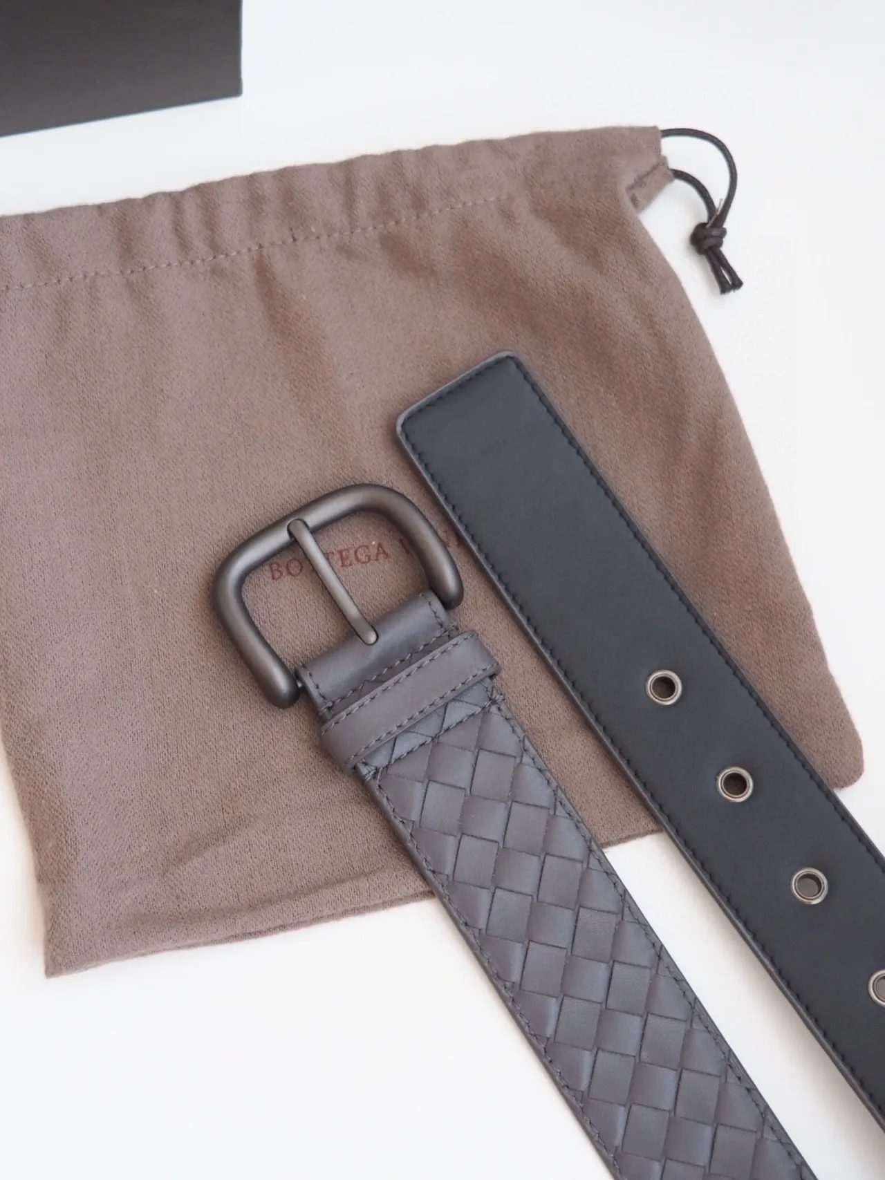 Bottega Veneta Intrecciato حزام جلد رمادي منسوج 6