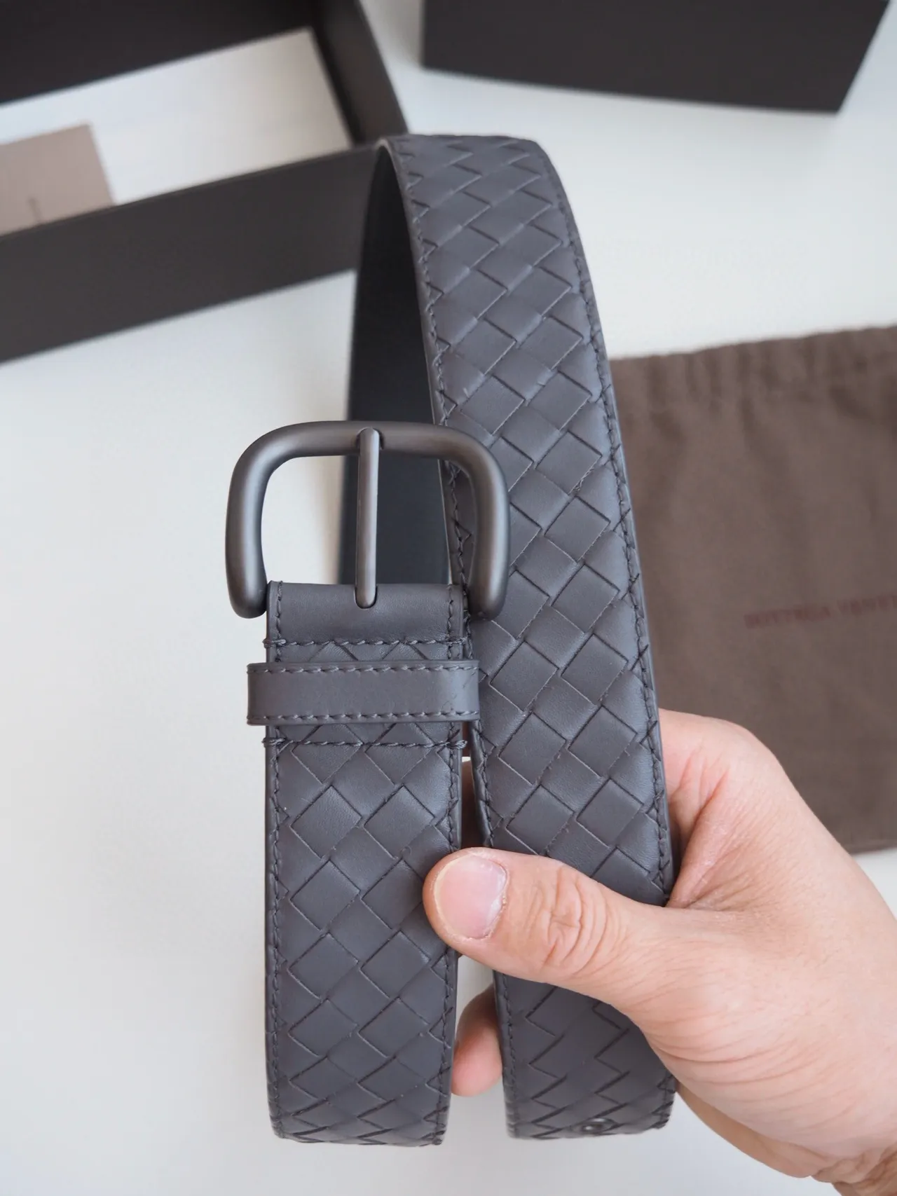 Bottega Veneta Intrecciato حزام جلد رمادي منسوج 7