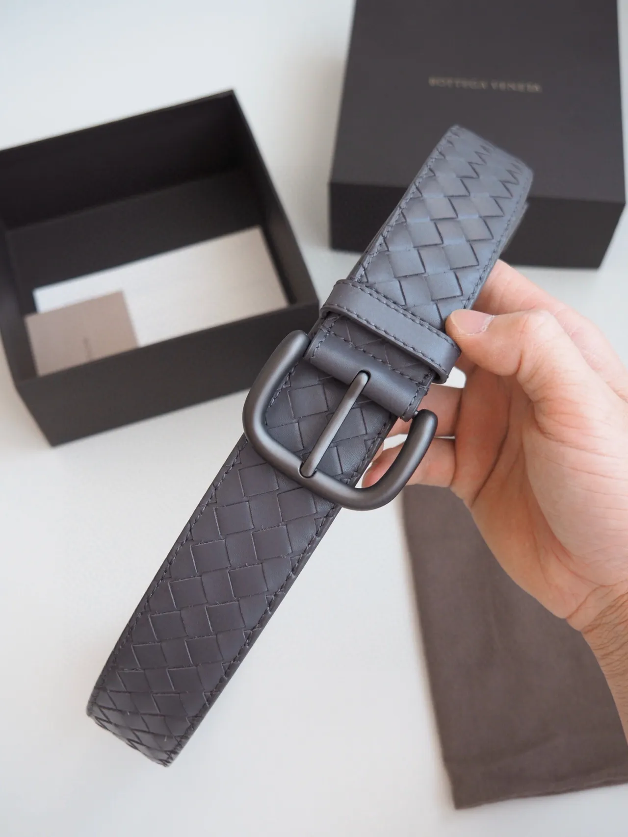 Bottega Veneta Intrecciato حزام جلد رمادي منسوج 8