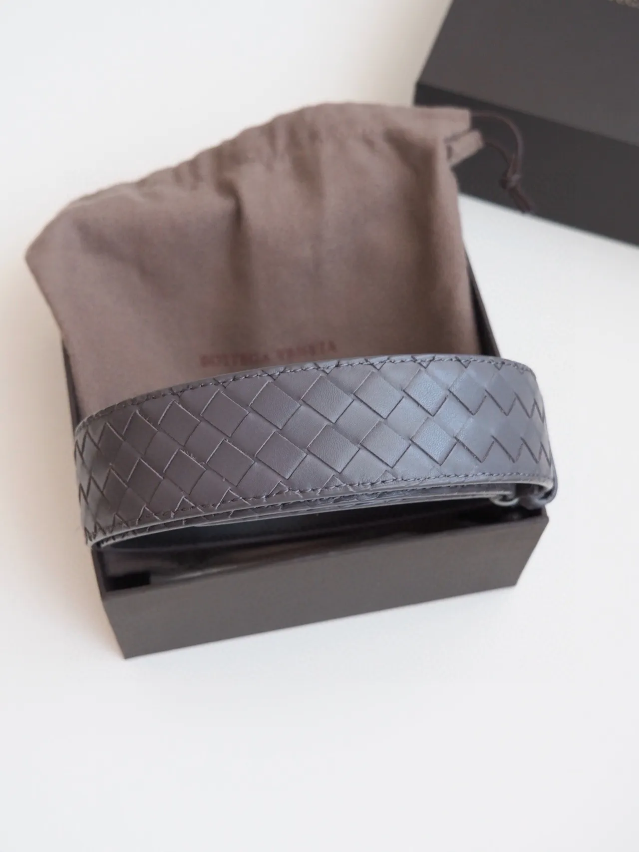 Bottega Veneta Intrecciato حزام جلد رمادي منسوج 9