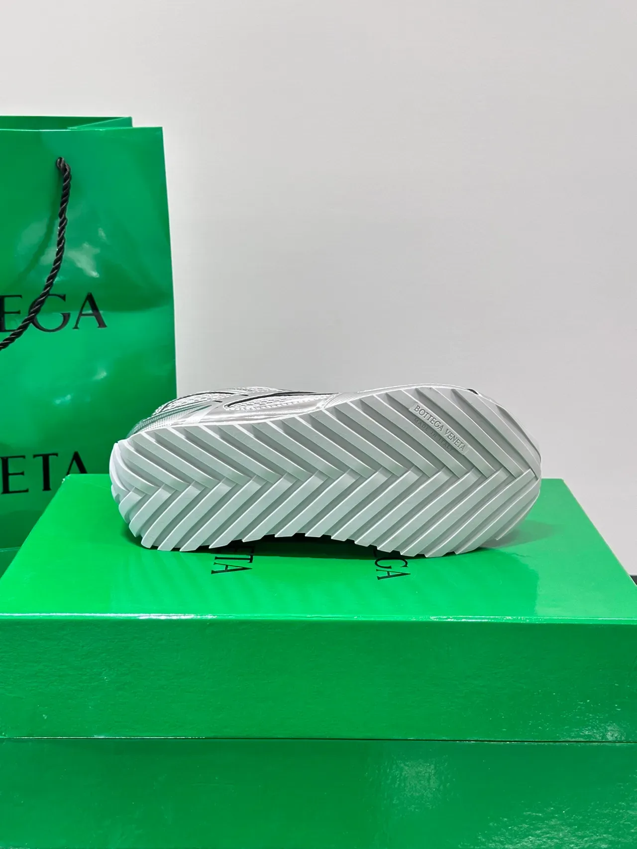 Bottega Veneta أحذية لايف ستايل فضية معدنية مع لوحات شبكية 2