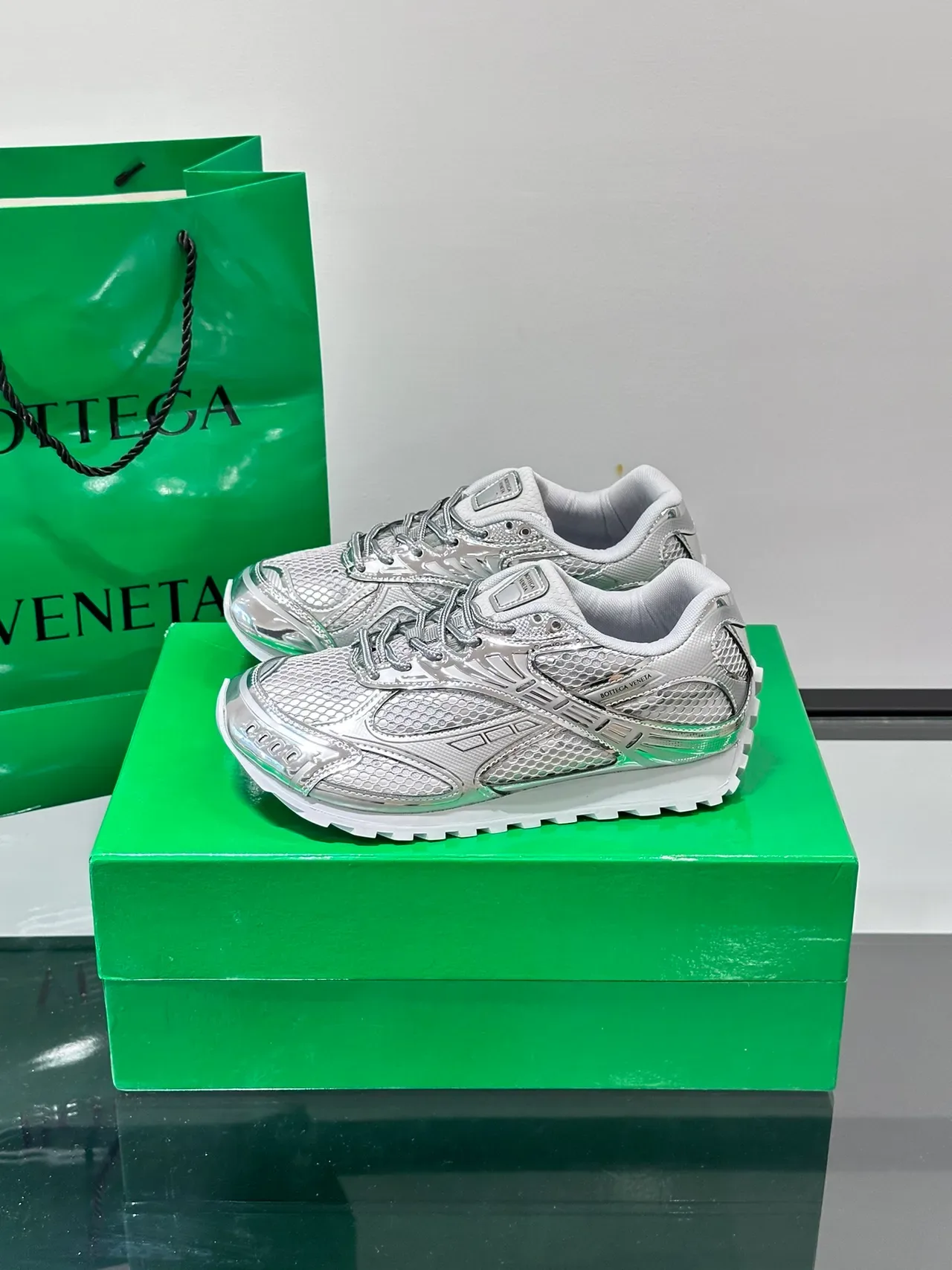 Bottega Veneta أحذية لايف ستايل فضية معدنية مع لوحات شبكية 5