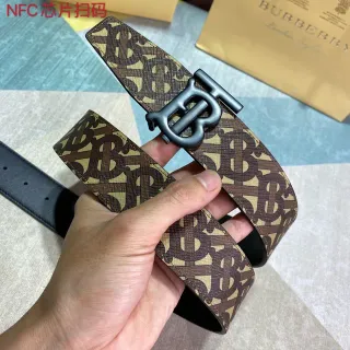 Burberry নাইট বাদামি বেইজ মনোগ্রাম-কোটেড ফেব্রিক ওভারসাইজড টিবি বাকল চামড়ার বেল্ট