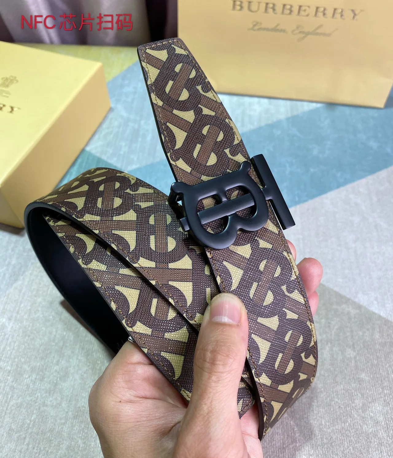 Burberry নাইট বাদামি বেইজ মনোগ্রাম-কোটেড ফেব্রিক ওভারসাইজড টিবি বাকল চামড়ার বেল্ট 4