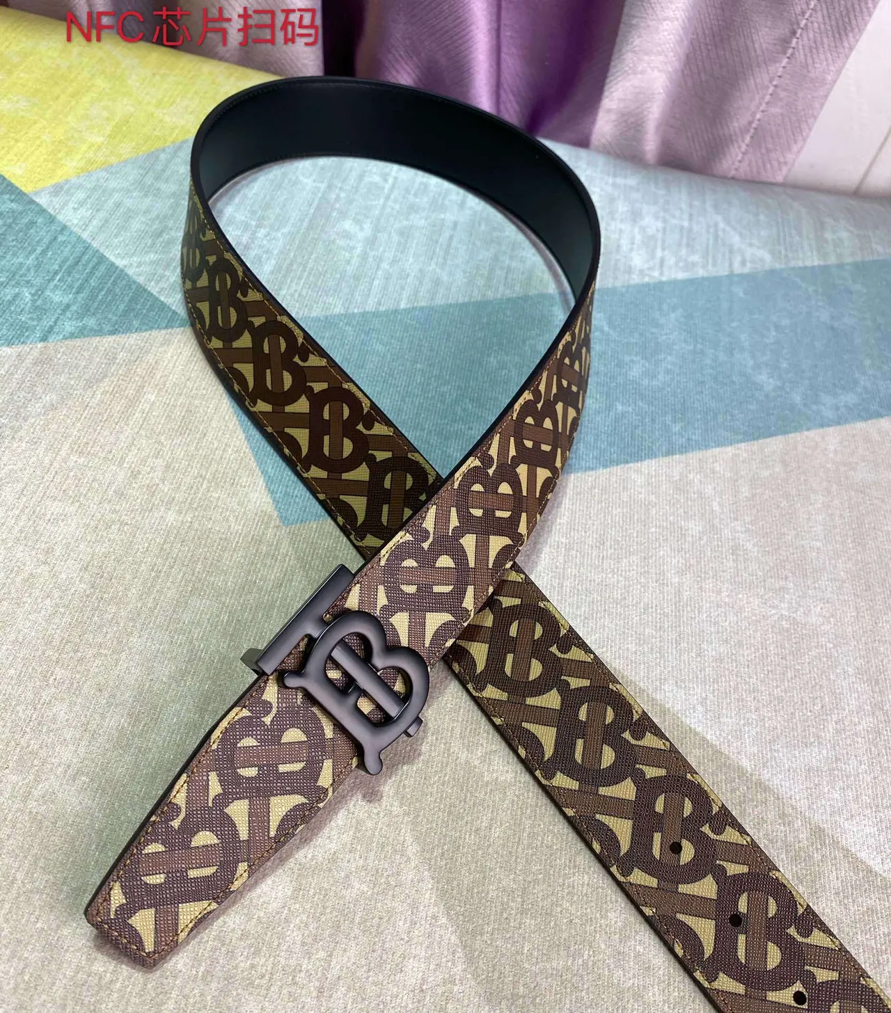 Burberry নাইট বাদামি বেইজ মনোগ্রাম-কোটেড ফেব্রিক ওভারসাইজড টিবি বাকল চামড়ার বেল্ট 7