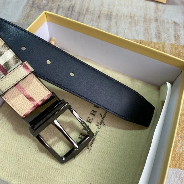 Burberry Knight Check Cinto de couro reversível 4