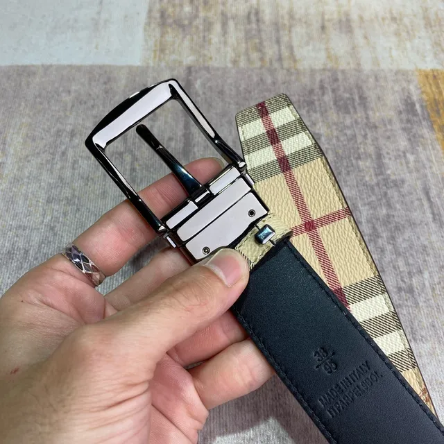 Burberry Knight Check Cinto de couro reversível 6