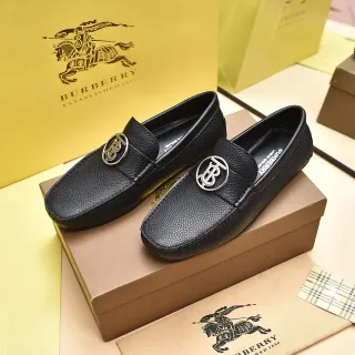 Burberry Knight Loafer جلد أسود بيبل أحذية لافر سلايب أون