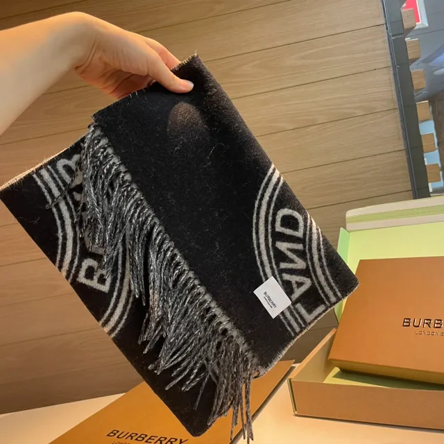 Burberry Monogram Cachecol Preto e Cinza de Cashmere 5