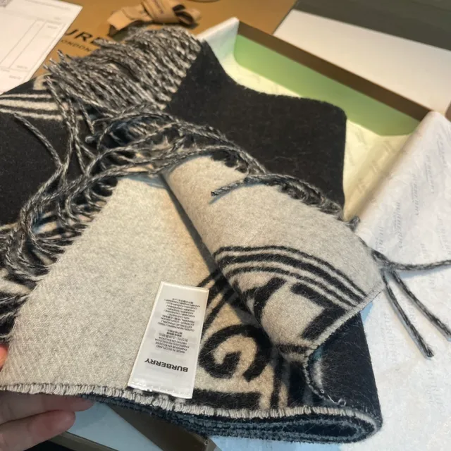 Burberry Monogram Cachecol Preto e Cinza de Cashmere 7