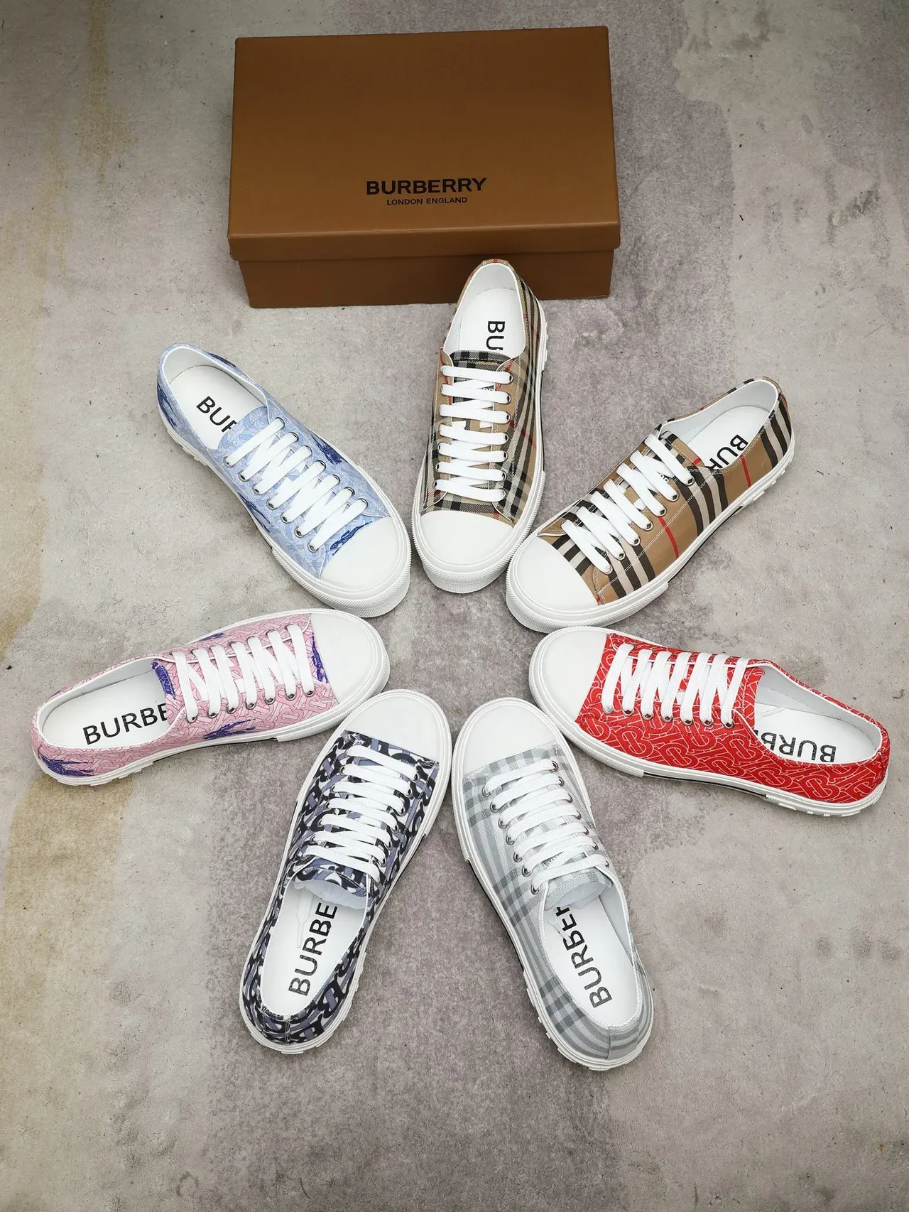 Burberry Zapatillas Lifestyle de Lona Monogramadas con Suela de Plataforma Rojo Blanco 2