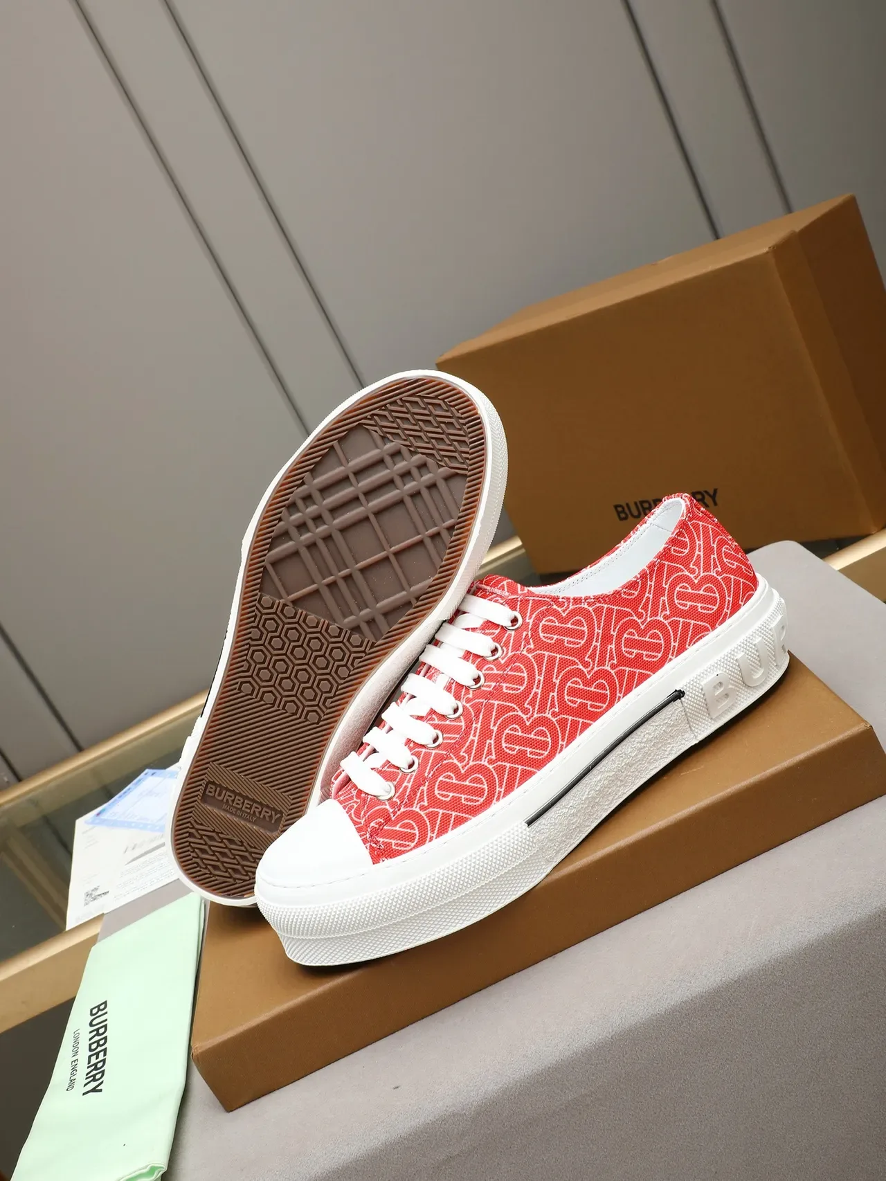 Burberry Zapatillas Lifestyle de Lona Monogramadas con Suela de Plataforma Rojo Blanco 4