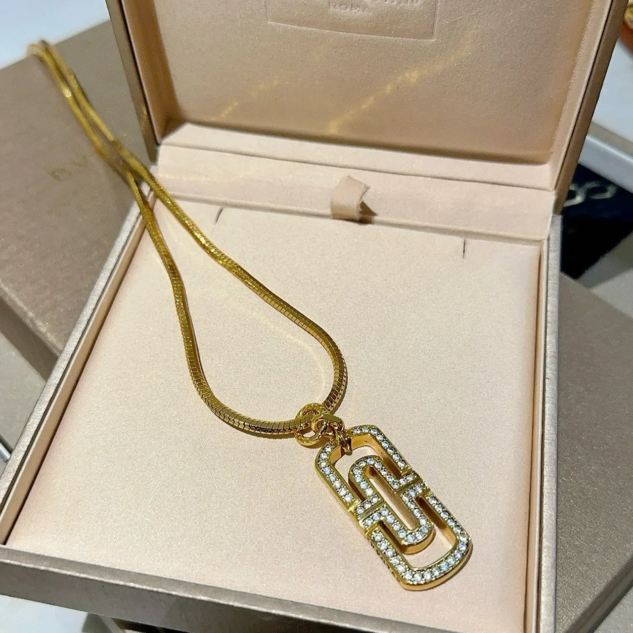 Bvlgari B.zero1 قلادة ذهبية سلسلة ثعبان شفافة Pavé Crystal-Set قلادة على شكل حرف G 3
