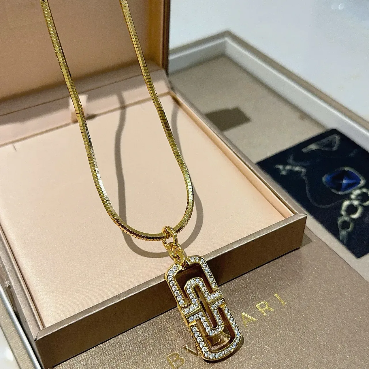 Bvlgari B.zero1 قلادة ذهبية سلسلة ثعبان شفافة Pavé Crystal-Set قلادة على شكل حرف G 7