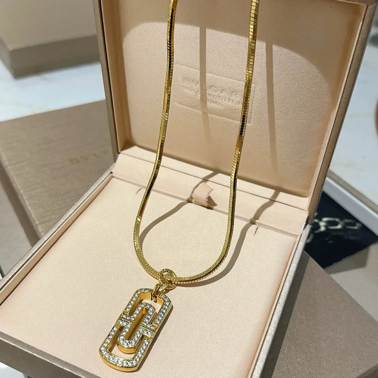 Bvlgari B.zero1 قلادة ذهبية سلسلة ثعبان شفافة Pavé Crystal-Set قلادة على شكل حرف G 9