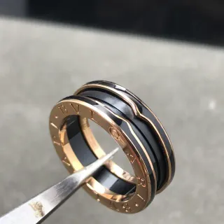 Bvlgari B.zero1 Interlocking Dual-Band خاتم سيراميكي أسود وذهب وردي