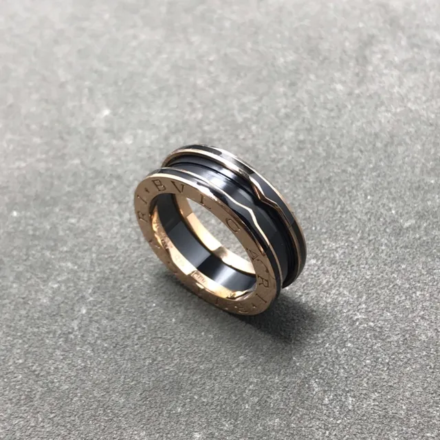 Bvlgari B.zero1 Interlocking Dual-Band Anel de cerâmica preto e dourado rosa 2
