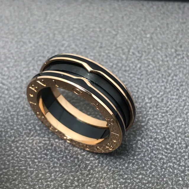 Bvlgari B.zero1 Interlocking Dual-Band Anel de cerâmica preto e dourado rosa 3