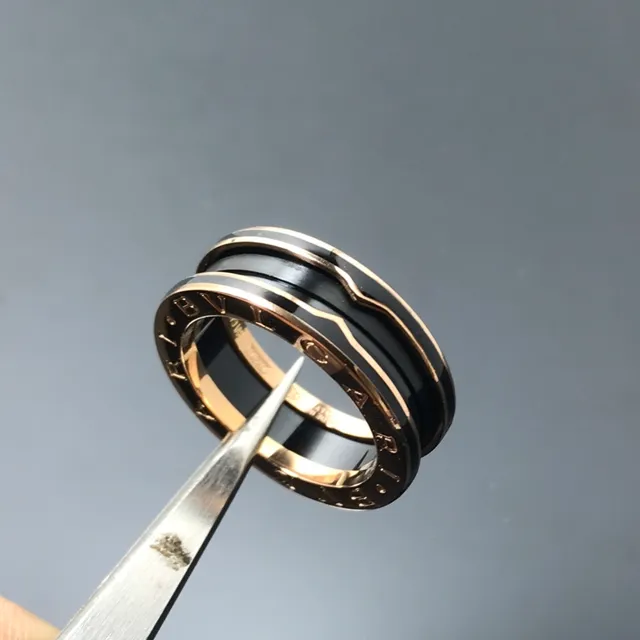 Bvlgari B.zero1 Interlocking Dual-Band Anel de cerâmica preto e dourado rosa 4