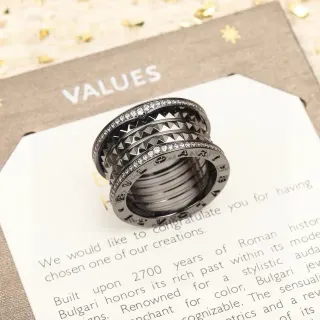 Bvlgari B.zero1 मल्टी-बैंड पावे और पिरामिड-स्टड अंगूठी