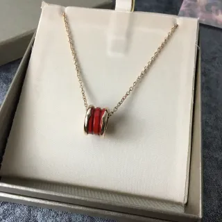 Bvlgari B.zero1 लाल और सोने का गोलीदार पेंडेंट नेकलेस