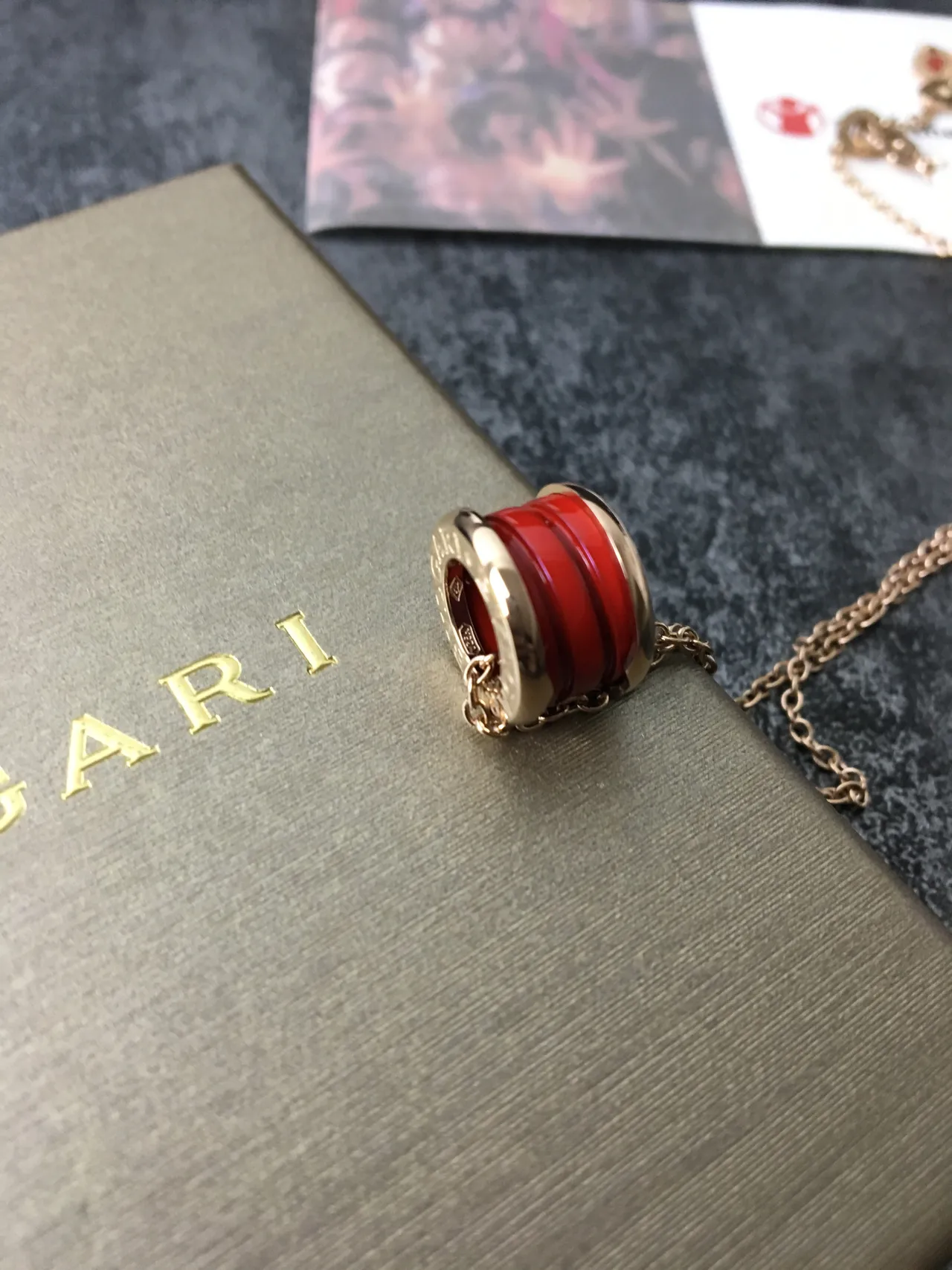 Bvlgari B.zero1 红色和金色圆柱形吊坠项链 2