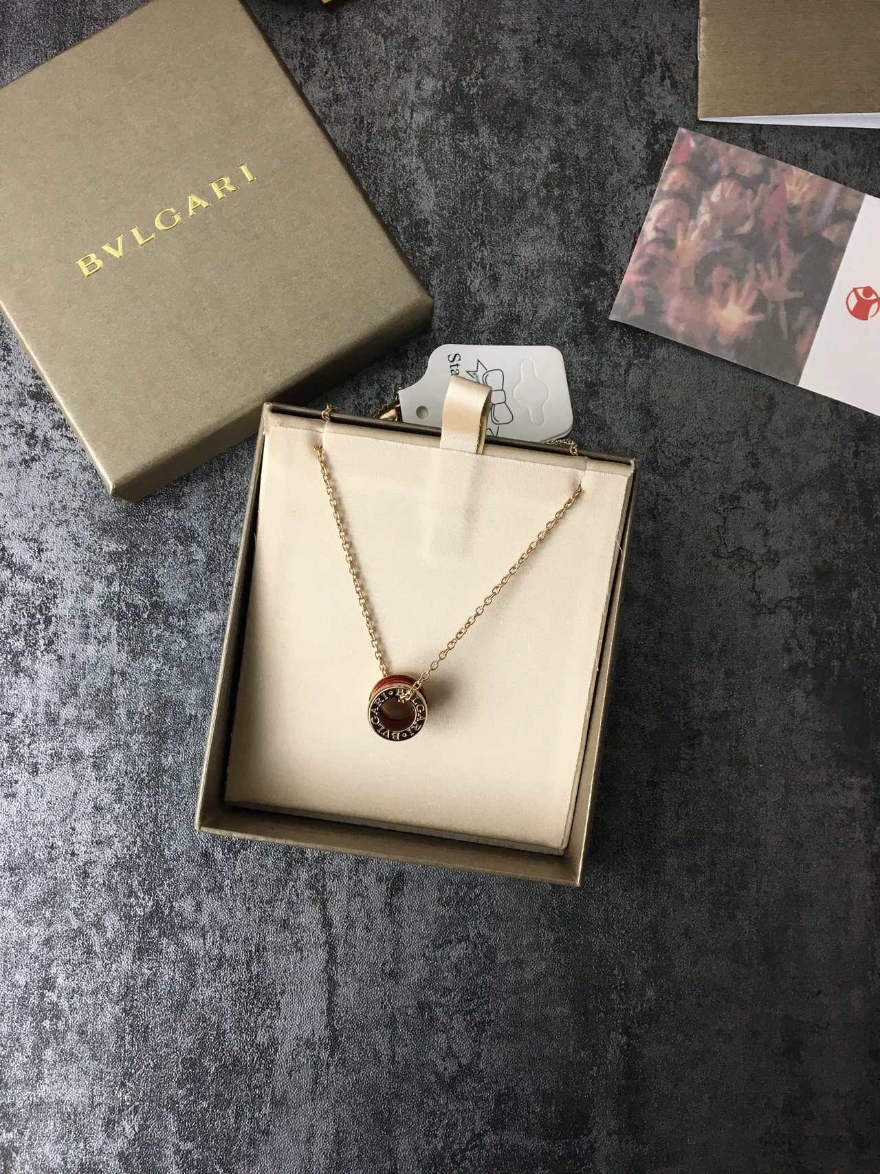 Bvlgari B.zero1 红色和金色圆柱形吊坠项链 3