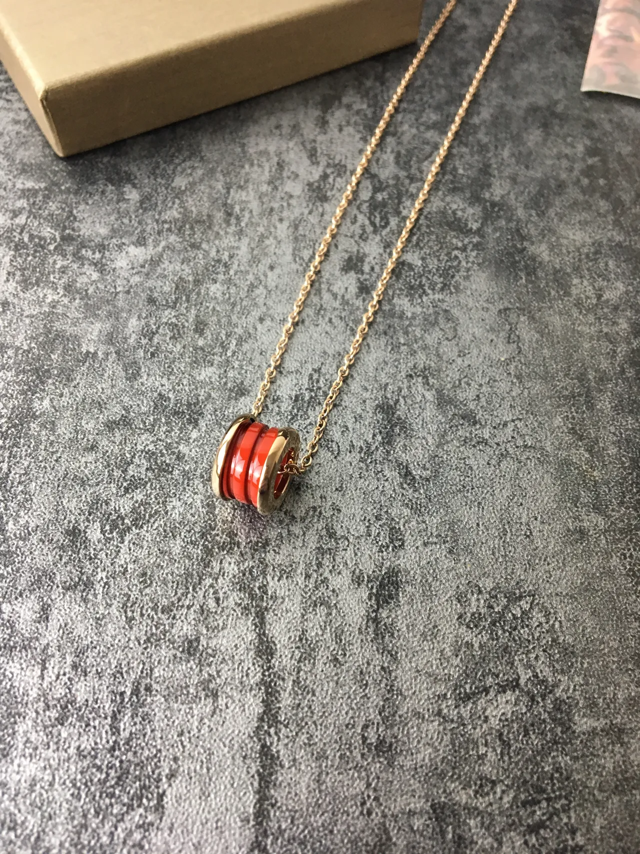 Bvlgari B.zero1 红色和金色圆柱形吊坠项链 5