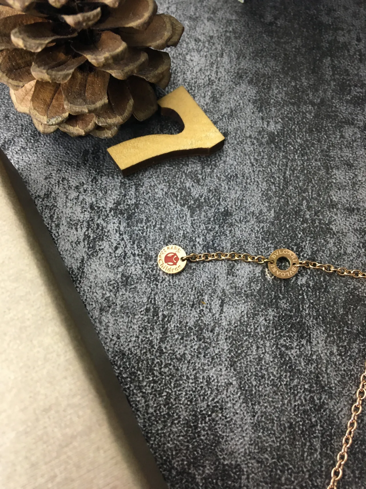 Bvlgari B.zero1 红色和金色圆柱形吊坠项链 6