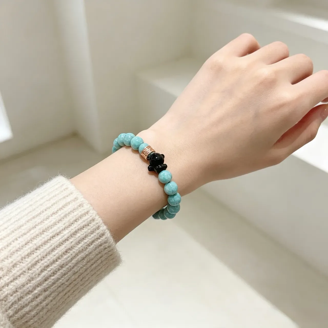 Bvlgari Pulseira de contas com pedra turquesa e encanto preto 3