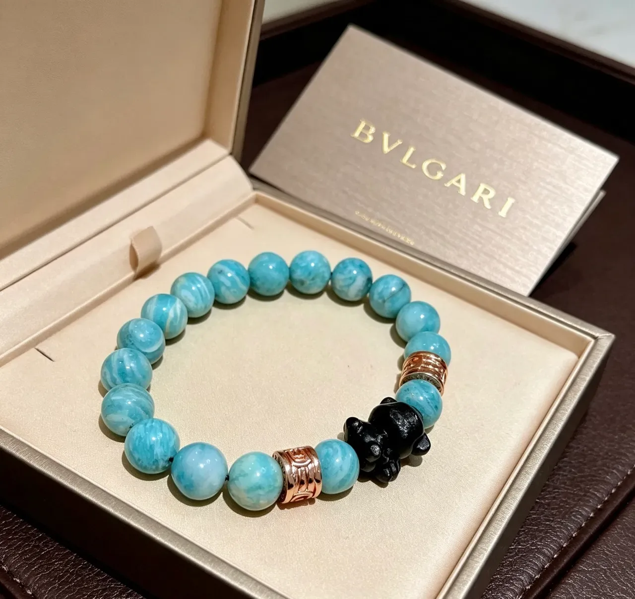 Bvlgari Pulseira de contas com pedra turquesa e encanto preto 9