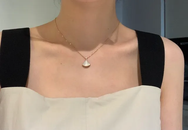 Bvlgari Divas’ Dream قلادة صدف مروي وماس بشكل مروحة 4