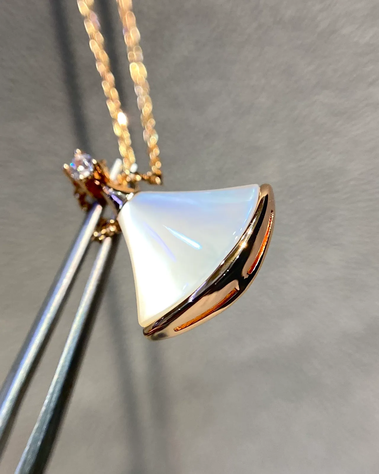 Bvlgari Divas’ Dream قلادة صدف مروي وماس بشكل مروحة 6